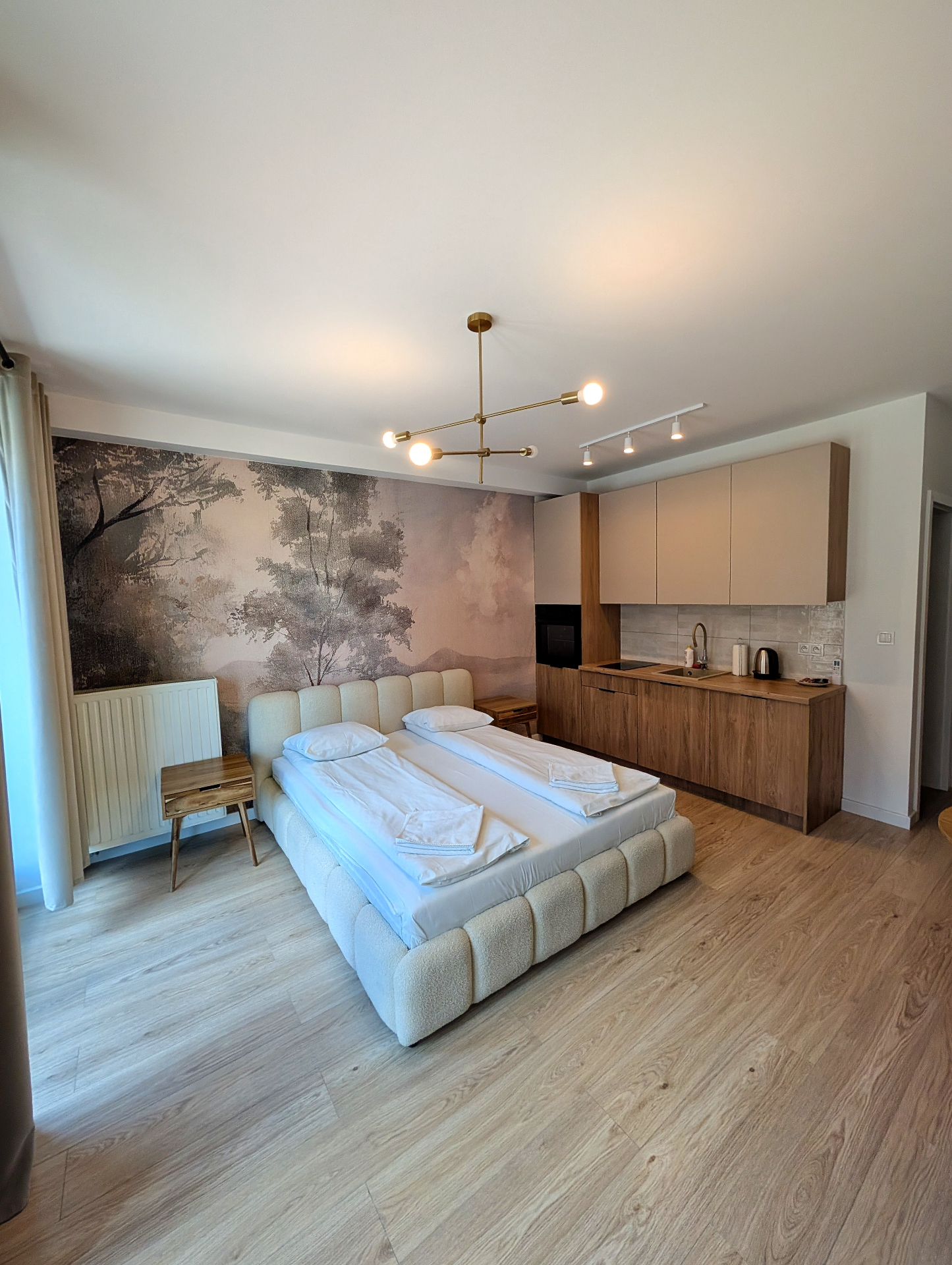 Eleganckie studio z aneksem kuchennym i balkonem — kameralny apartament dla pary.
